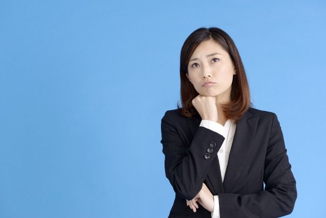 腰痛にならないための対策を想像する女性